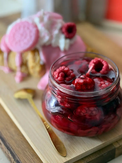 Himbeergefülltes Kerzenglas der „Sweet Raspberry Breakfast“-Kerze mit realistischer Beerendeko – kramMITcharme