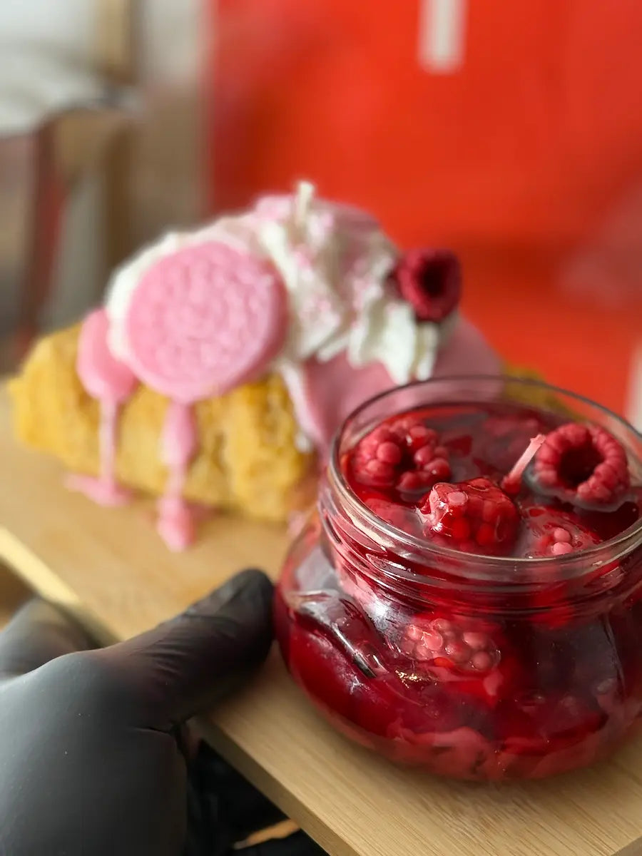 Handgemachte Himbeer-Duftkerze im Glas mit dekorativen Beeren und Frühstücksdesign – Sweet Raspberry Breakfast – kramMITcharme