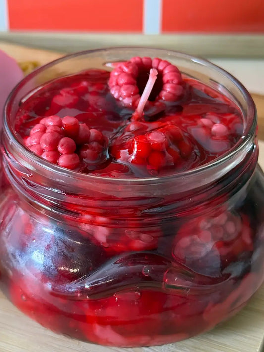 Nahaufnahme des Himbeer-Glases der Duftkerze „Sweet Raspberry Breakfast“ mit realistischen Frucht-Details – kramMITcharme