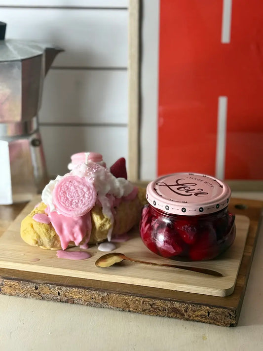 Handgemachte Duftkerze „Sweet Strawberry Breakfast“ mit Erdbeer-Frühstücksdesign auf Holzbrett – kramMITcharme