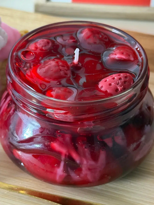 Nahaufnahme der Erdbeer-Duftkerze im Glas mit realistischen Erdbeerstücken – Sweet Strawberry Breakfast – kramMITcharme