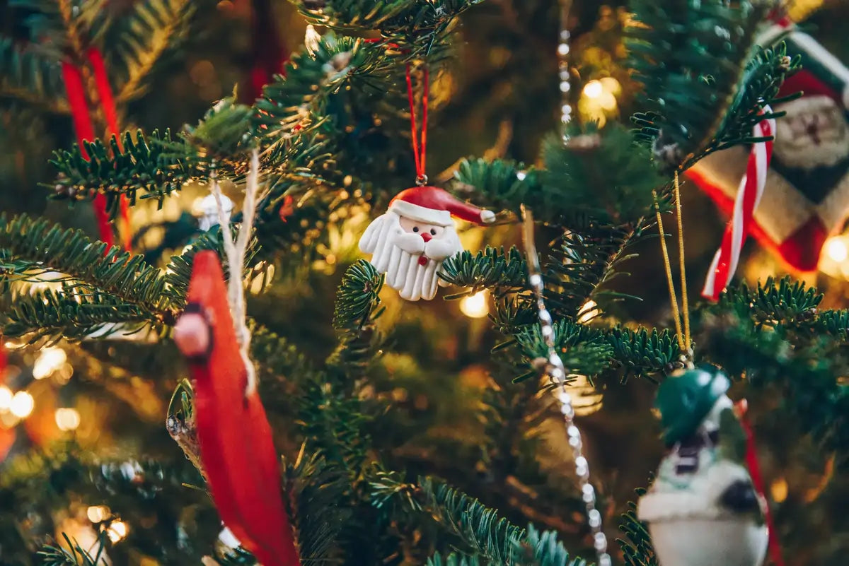 Weihnachtsbaum mit Lichterkette und handgemachtem Santa-Anhänger aus Keramik – kramMITcharme