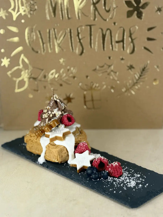 Handgemachte Weihnachtsduftkerze „Winter Cinnamon Dream“ im Dessertdesign mit Zimt, Sternendeko und Beeren – kramMITcharme